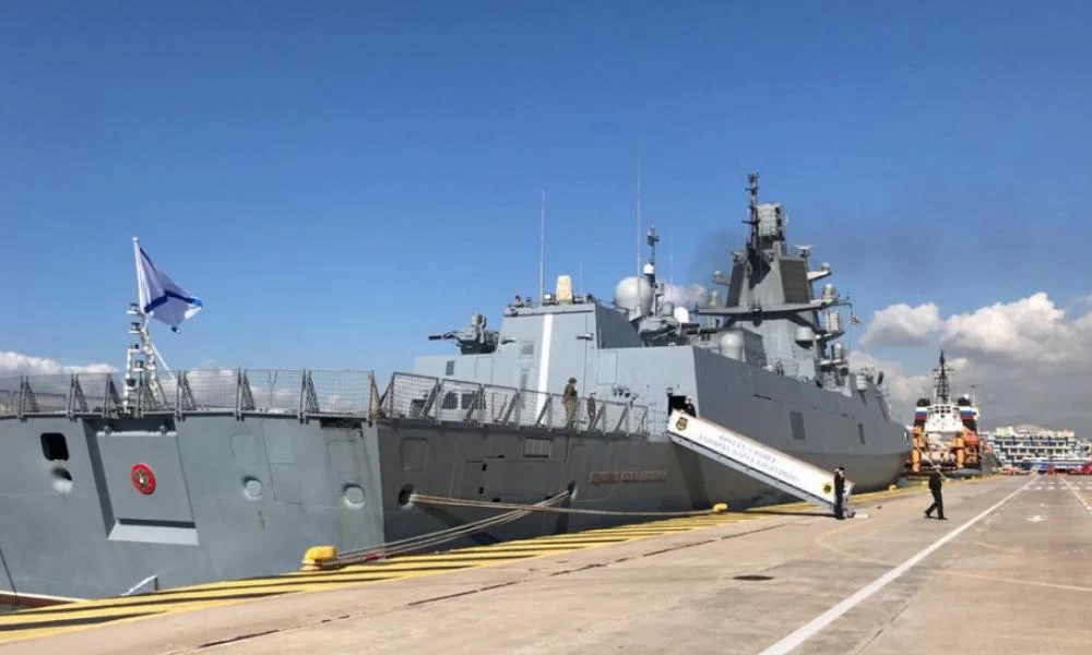 Πλάνα με την υπερσύγχρονη ρωσική φρεγάτα «Ναύαρχος Κασατόνοβ» στον Πειραιά (βίντεο)